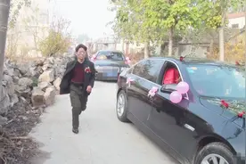 冬天了，爸爸跑着送小棉袄出嫁，好感人视频封面