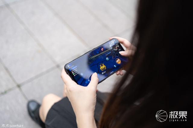 红魔5G暴走开黑，144Hz刷新率爽飞！除了打游戏它还有狠招～