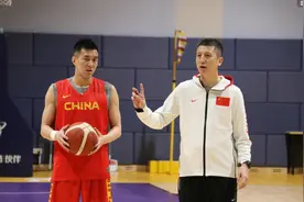 中国男篮队内训练：杜锋教曾凡博脚步 2米2巨人打不动韩德君图片