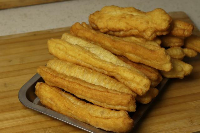 在家炸油条，牢记这5点，不用泡打粉，个个蓬松酥脆，一次就成功