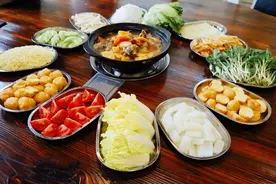 牛肉火锅见多了，牛蹄鸡煲火锅你吃过没？图片