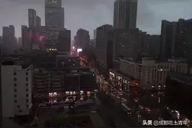 大片既视感！成都暴雨后，下午两点多的天空，阴暗如黑夜图片