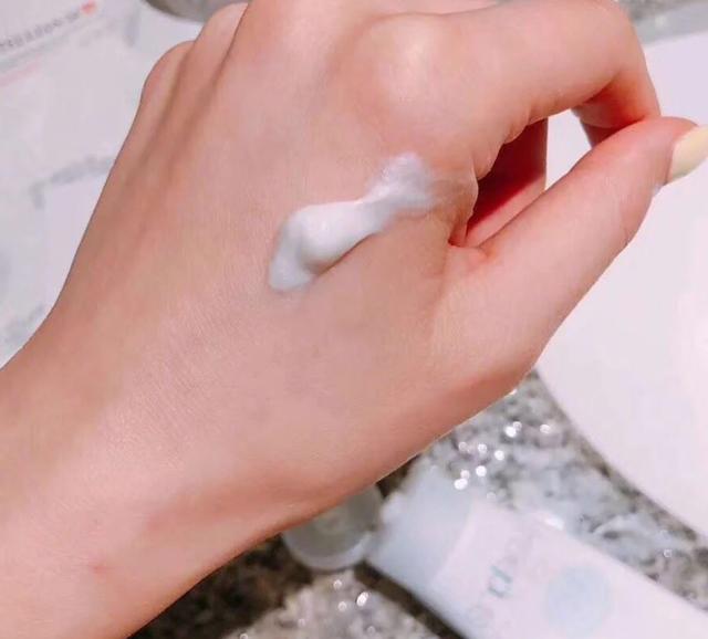 敏感肌能用的洗面奶并不多，除了芙丽芳丝就数它了，别再交智商税