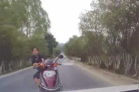 一路“蛇形”炫技驾驶！15岁少年骑摩托撞上小车被弹飞受伤图片