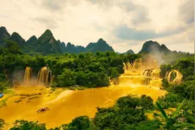 ​难得一见！广西德天跨国瀑布景区现“黄金瀑布”图片
