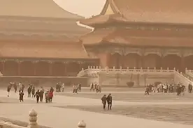 北京再迎沙尘天气 故宫游客热情未减图片