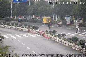 送餐途中“多管闲事”，这个外卖小哥火了图片