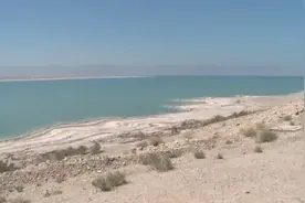 中东面面观丨水位下降 天坑频现 死海将“死”图片