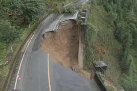 云南红河多地发生滑坡泥石流 房屋倒塌道路中断图片