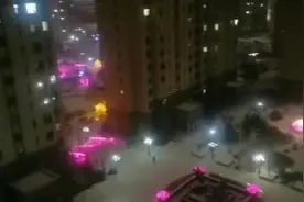 长春新冠隔离小区居民集体窗前快闪 齐唱《我和我的祖国》图片