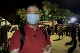 记者直击丨泰国曼谷塑料厂火灾现场 滚滚浓烟冲上百米高空图片
