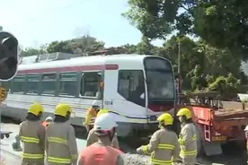 香港屯门一轻铁列车与货车相撞 致22人受伤图片
