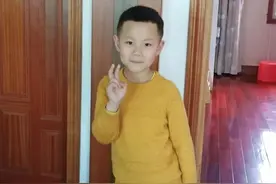按步就班踏实闯关，他泡脚时蹦出一句英语让妈妈惊喜不已图片