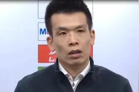北京不敌深圳，周仪翔篮下三不沾，邱天怒锤篮架，小川怒摔毛巾图片