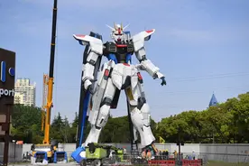 18.03米！上海等比例“机动战士高达”吊装完成图片