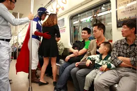 “没钱买车，有脸生孩子？”孕妇挤地铁被羞辱，大爷让座霸气回怼图片
