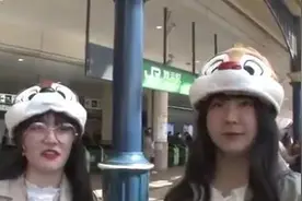 学校停课，日本学生闲不住上街玩去了，网友吐槽：这不是本末倒置嘛图片