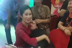 上海一新郎结婚当天喝醉酒，新娘全程将其搂在怀中，网友直呼羡慕图片