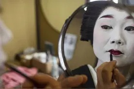 这些日本女孩拿着数万的工资，却羞于提及自己的工作图片