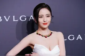 佟丽娅霸气回归，素白长裙配绚丽珠宝，惊艳又贵气图片