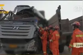 广西来宾：两车迎面相撞致司机被困驾驶室 刹车痕迹竟有50余米长！图片