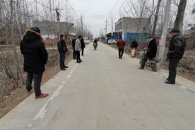 农村大姐蜗居在家，白酒玩出不少新花样：好玩又防疫图片