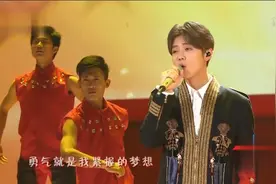 鹿晗五四晚会《勋章》，追梦少年不忘初心，唱尽追梦的坚定