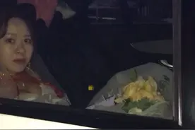 贵州一新娘出嫁时，出门后发现爸爸不在，一转眼看到爸爸在抹眼泪图片