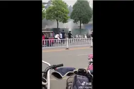 河南“大爷”硬核爬墙灭火视频走红，本人回应：我才40多岁图片