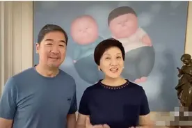 张国立邓婕罕秀恩爱，男方65岁双眼耷拉不修边幅，同框似两代人图片