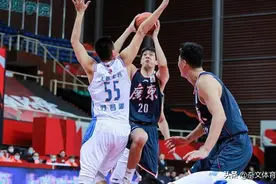 默默为广东男篮付出！31岁成为球队三当家，坐拥空姐妻子图片
