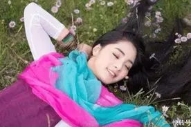 藏族姑娘“蹲着”对你笑时，千万不要走近，不然尴尬的是你！图片