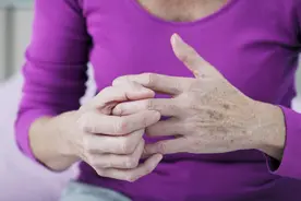 手指沾水就疼，婆婆50年没干过家务，去医院才知指甲下藏了瘤图片