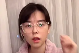 沫子穿睡衣拍大片，直呼自己19岁颜值高，网友拆台少说二十年图片