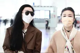 范冰冰母女高调现身机场！妈妈贵气十足不输女儿，两人同框似姐妹图片