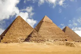 古埃及金字塔的塔尖，刻了一只贝努鸟，据说它就是埃及的“凤凰”图片