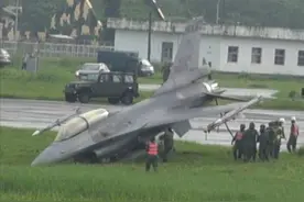F-16战机降落失误刹不住，一头扎地里吃土！减速伞可能“帮倒忙”图片