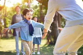 孩子打翻牛奶，父母的一个反应将影响孩子一生图片