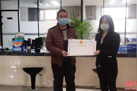 华阴市行政审批服务局颁发首张营业执照图片