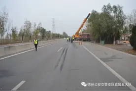 德州陵城区：乘车人货车卧铺睡觉   不幸被撞出车外遇难图片