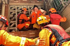 孕妇被困 消防员下水搭人桥护其转移图片