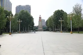五月汉口江滩；青山吹奏《微山湖》（A调）复音口琴演奏图片