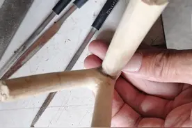 钓鱼支架还在掏钱买吗？为何不利用废鱼竿+树Y做一个，一样好用图片