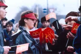 1990年俄罗斯首家麦当劳开业，3万市民排队，打破了世界纪录图片
