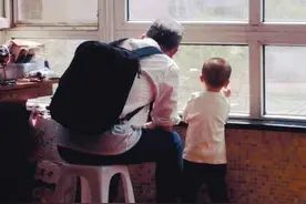 “霸气爷爷”带孙子出门，凭一把伞走红网络，路人直呼很“过分”图片