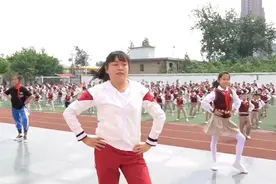 小学老师编《卡路里》课间操，助学生提高免疫力图片