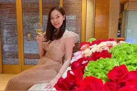 富士康老板娘晒度假照，穿香奈儿秀名牌表，老公与美女合影笑开花图片
