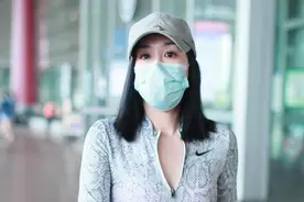 钟丽缇也"翻车"！一身"蛇皮"紧身衣显胖又显壮，动物纹该咋穿图片