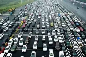 堵了整整12天，号称“最严重”的堵车，路面车辆排成135公里巨龙图片