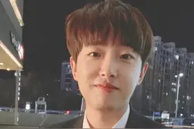 40岁男子拥有不老容颜引烦恼，满脸韩国欧巴气息图片